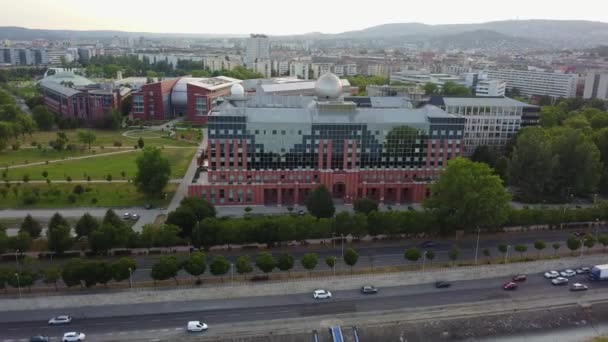 Cinematic Aerial Drone Orbit Shot Lgymnyosi Elte Campus Southern Block — Stok video