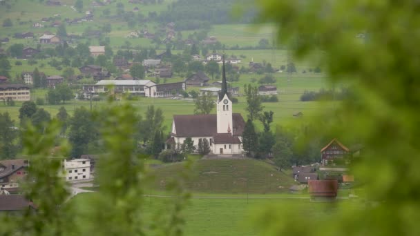 Iglesia Protestante Pequeños Edificios Ciudad Casas Verde Valle Rodeado Pinos — Vídeos de Stock