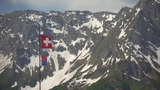 Ticino Cantón Banderas Suizas Ondeando Viento Picos Montañas Cubiertas Nieve — Vídeo de stock