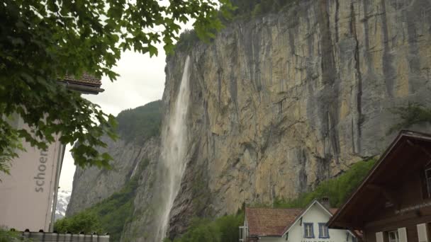 Водопад Штауббах Стекает Крутой Скалистой Скале Окружении Растительности Возле Маленького — стоковое видео