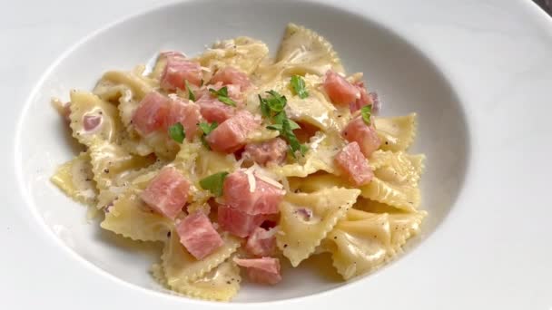 Carbonara Farfalle Ζυμαρικά Ζαμπόν Λουκάνικο Λευκό Πιάτο — Αρχείο Βίντεο