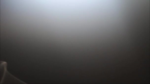 Fumo Branco Flutuando Lentamente Através Espaço Contra Escuro Fumaça Bobinas — Vídeo de Stock