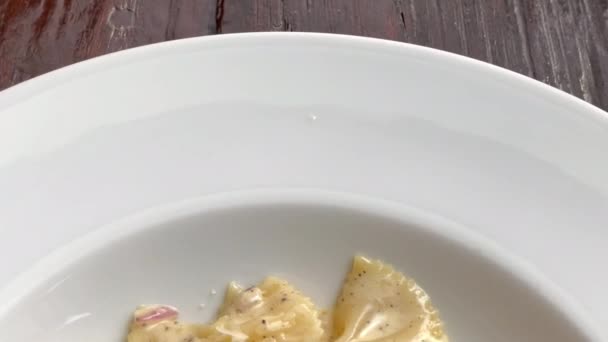 Carbonara Farfalle Pasta Con Salsiccia Prosciutto Piatto Bianco — Video Stock