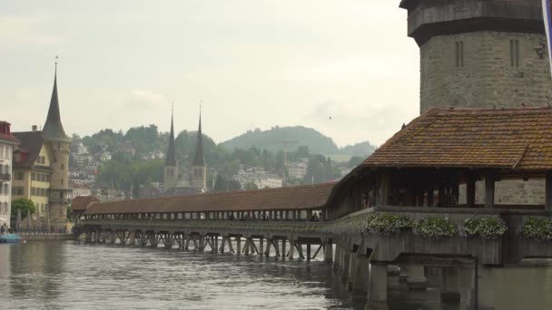 Historiska Trä Täckt Kapellbrucke Bridge Och Vattentorn Reuss River Church — Stockvideo