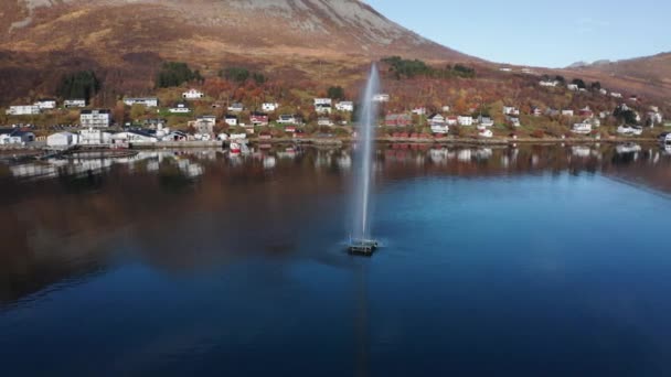 Norveç Torsken Köyünün Yakınındaki Fiyortta Bir Jeti Kıyıdaki Küçük Balıkçı — Stok video