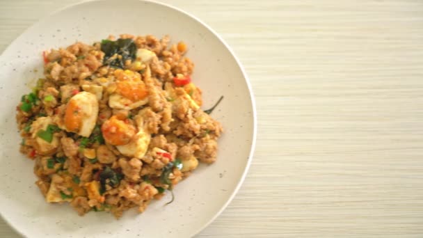 Cerdo Picado Frito Con Huevo Salado — Vídeos de Stock