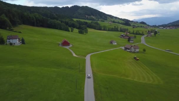 Păpușă Aeriană Mașină Conducere Drum Pavat Între Vale Verde Cabane — Videoclip de stoc