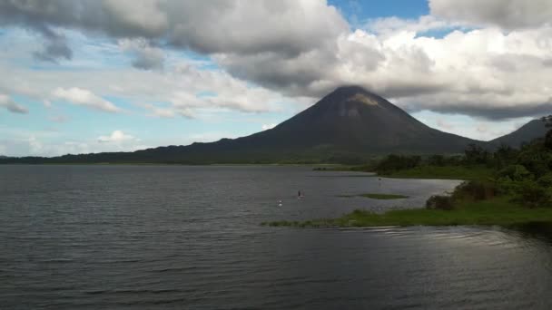 Enorme Pico Volcán Tropical Lago Entre Nubes Panorámica Aérea Amplia — Vídeo de stock