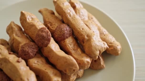 Choklad Maräng Pinne Tallriken Franskt Mellanmål Och Dessert Stil — Stockvideo