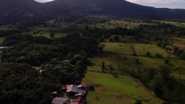 Drone Gimbal Revelando Majestoso Enorme Vulcão Arenal Ambiente Verde — Vídeo de Stock
