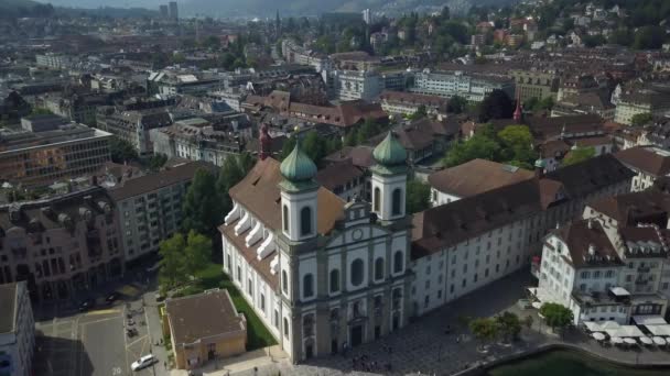 瑞士卢塞恩老城巴洛克耶稣会的空中轨道 毗邻罗斯河 教堂桥和水塔 — 图库视频影像