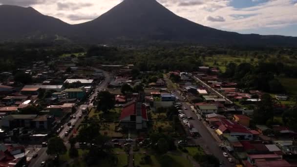 幸运的是 一个村庄背景着一座肾火山 空中业务 — 图库视频影像
