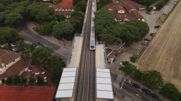 Trenin Buenos Aires City Deki Barrancas Belgrano Istasyonuna Gelişi 60Fps — Stok video