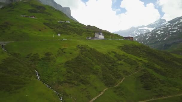 Aerial Dolly Picturesque Hotel Passhohe Paved Road Green Klausen Pass — Vídeo de Stock