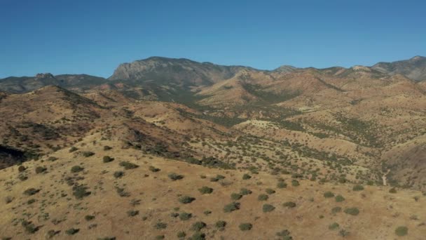 Movimiento Aéreo Largo Cresta Con Montañas Áridas Del Desierto Fondo — Vídeos de Stock