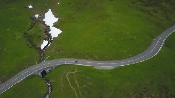 Aerial Dolly Motorcyclists Riding Paved Road Green Klausen Pass Mountainside — Video Stock