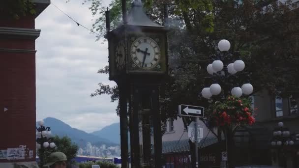 Gastown Steam Clock Vancouver Medium Tight Zoom Out Steam Coming — Wideo stockowe