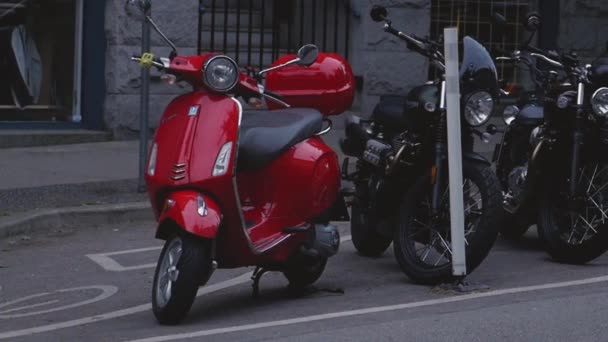 Motorcyklar Parkerade Sidan Vägen Urban Stad Panorering Höger — Stockvideo