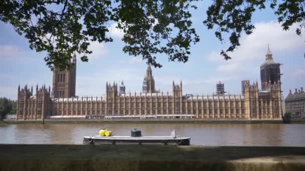 Wandelen Theems Pad Handheld Slow Motion Westminster Big Ben Klok — Stockvideo