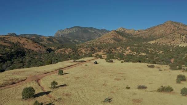 Fast Moving Aerial Moving Away 4X4 Vehicle Arid Mountain Landscape — Video Stock