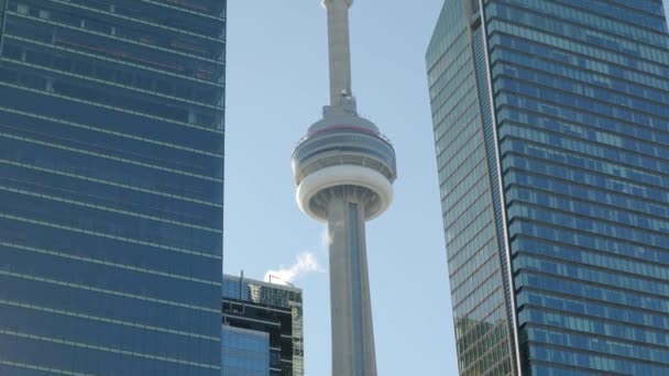 Tower Downtown Toronto Close Tussen Twee Gebouwen Met Heldere Blauwe — Stockvideo