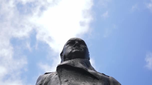 Winston Churchill Estátua Parlamento Square Céu Azul Dia Ensolarado Londres — Vídeo de Stock