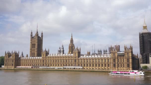 Ποταμός Thames Βάρκα Κινείται Cityscape Του Lodon Westminster Big Ben — Αρχείο Βίντεο