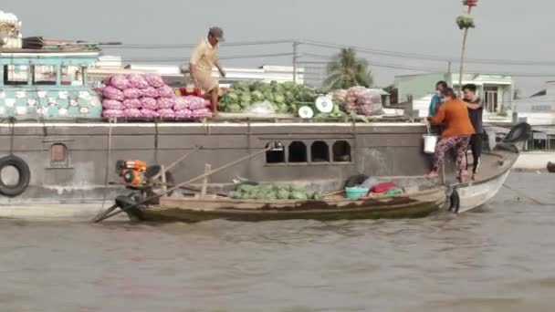 Food Vendors Working Boat Cai Rang Floating Market Vietnam — Stockvideo