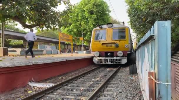Ferrovia Local Kolkata Aproxima Plataforma Uma Estação Vazia Com Menos — Vídeo de Stock