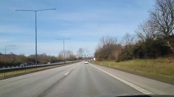 在瑞典的高速公路上 当火势在地平线上升起时 汽车在开车时的视角 — 图库视频影像