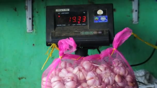 Κατάστημα Στις Τοπικές Αγορές Διαδικασία Ζύγισης Σκόρδου Bora Κεντρική Ιάβα — Αρχείο Βίντεο