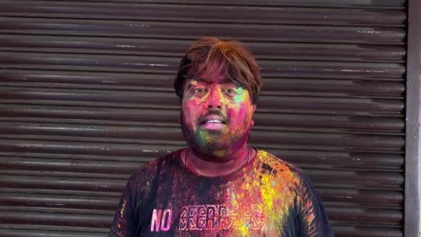Πορτρέτο Του Ινδού Σκόνη Χρώματα Γιορτάζει Holi Άνθρωπος Γενειάδα Σκόνη — Αρχείο Βίντεο