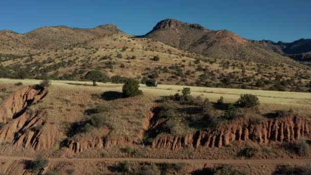 Cinematic Aerial Passing Vehicle Remote High Desert Landscape — Vídeos de Stock