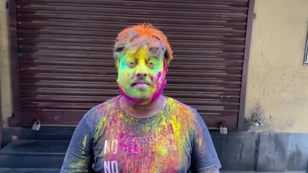 Knappe Glimlachende Zwarte Haarman Met Kleurrijk Gezicht Hebben Plezier Holi — Stockvideo