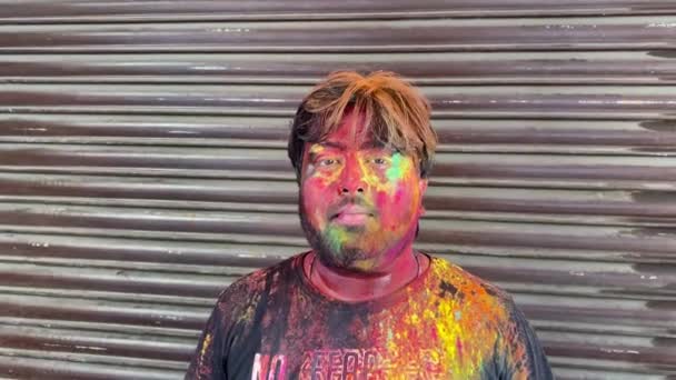 Portret Indianina Pudrowych Kolorach Świętującego Holi Tle Migawki Mężczyzna Brodą — Wideo stockowe