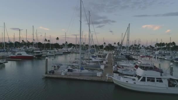 日落期间的游艇和船只 夏威夷码头的Ko Olina 提升的观点 — 图库视频影像