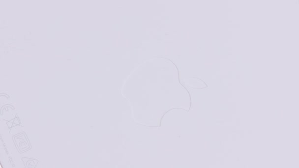 Høy Nøkkel Roterende Apple Logo Hvit Overflate Med Myk Indent – stockvideo