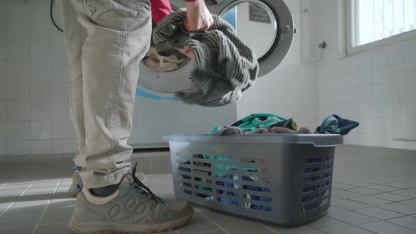 Man Laddar Tvättmaskin Med Handdukar — Stockvideo