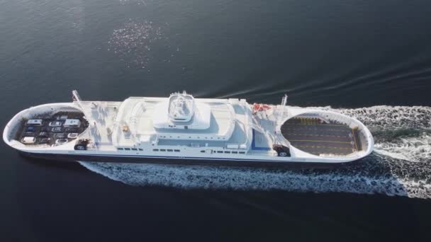 Ferry Flatoy Compañía Torghatten Está Cruzando Bjornefjord Entre Halhjem Sandvikvaag — Vídeos de Stock