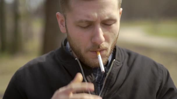 男的抽烟 这是他不健康的日常习惯 尼古丁成瘾 健康危险 缓慢死亡 身体疾病等主题的视频 — 图库视频影像