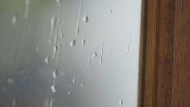 Arka Planda Yağmur Yağarken Penceredeki Suyun Yavaş Akışı — Stok video