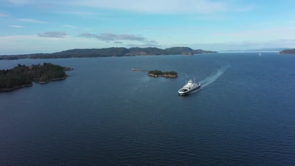 Beautiful Aerial Hybrid Ferry Flatoy Torghatten Company Approaching Sandvikvaag Harbour — Stockvideo