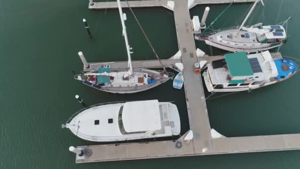 マリーナ桟橋に沿ってトップダウンビュー ボートは コオリナに係留 ハワイ州 — ストック動画
