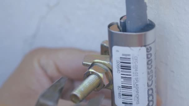 Mann Benutzt Ein Falsches Werkzeug Eine Schraube Anzuziehen — Stockvideo