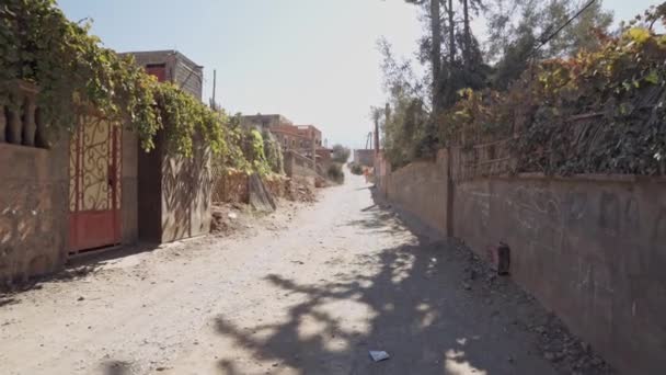 Sandy Jalan Berdebu Kering Dan Bangunan Hidup Pinggiran Kota Maroko — Stok Video