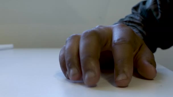 Великий Знімок Бронзової Чоловічої Руки Лежить Столі Пальці Стукають Стіл — стокове відео