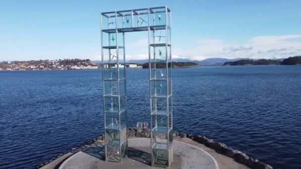 アートワークアーティスト シッセル トラスによるストードの扉 ノルウェー ストード島のLeirvikから空中 — ストック動画