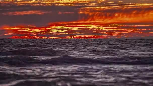 Zeitraffer Bei Sonnenaufgang Über Dem Ozean Mit Brennendem Himmel Leuchtenden — Stockvideo