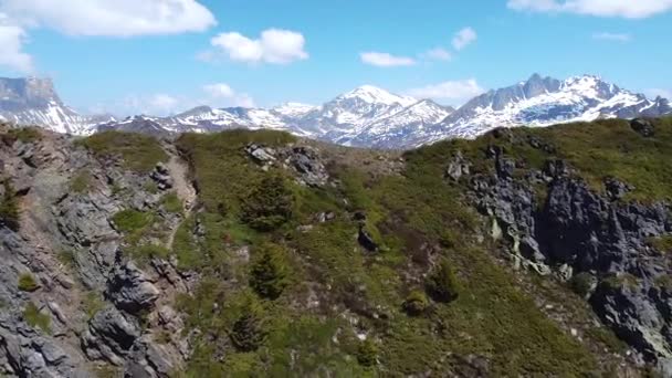 Drone Shot Révélant Des Montagnes Enneigées — Video