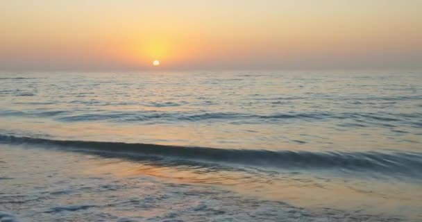 Kleine Golven Breken Oever Van Idyllisch Strand Bij Zonsondergang Bassin — Stockvideo